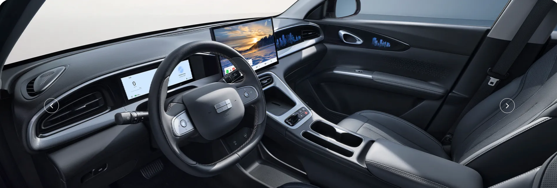 Interior do Geely EX2 com volante, tela central e bancos pretos